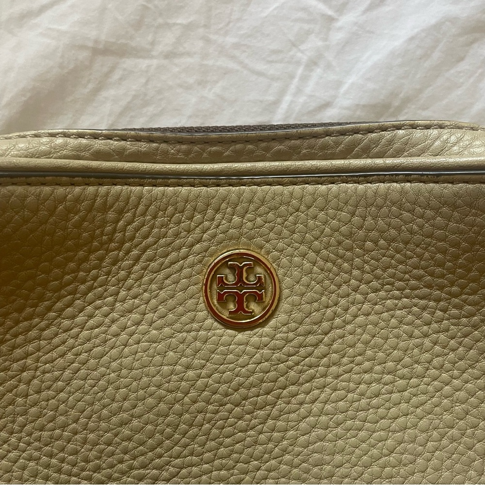 Tory Burch Robinson Pebbled Double-Zip Crossbody Purse in Beige - Picture 5 of 14